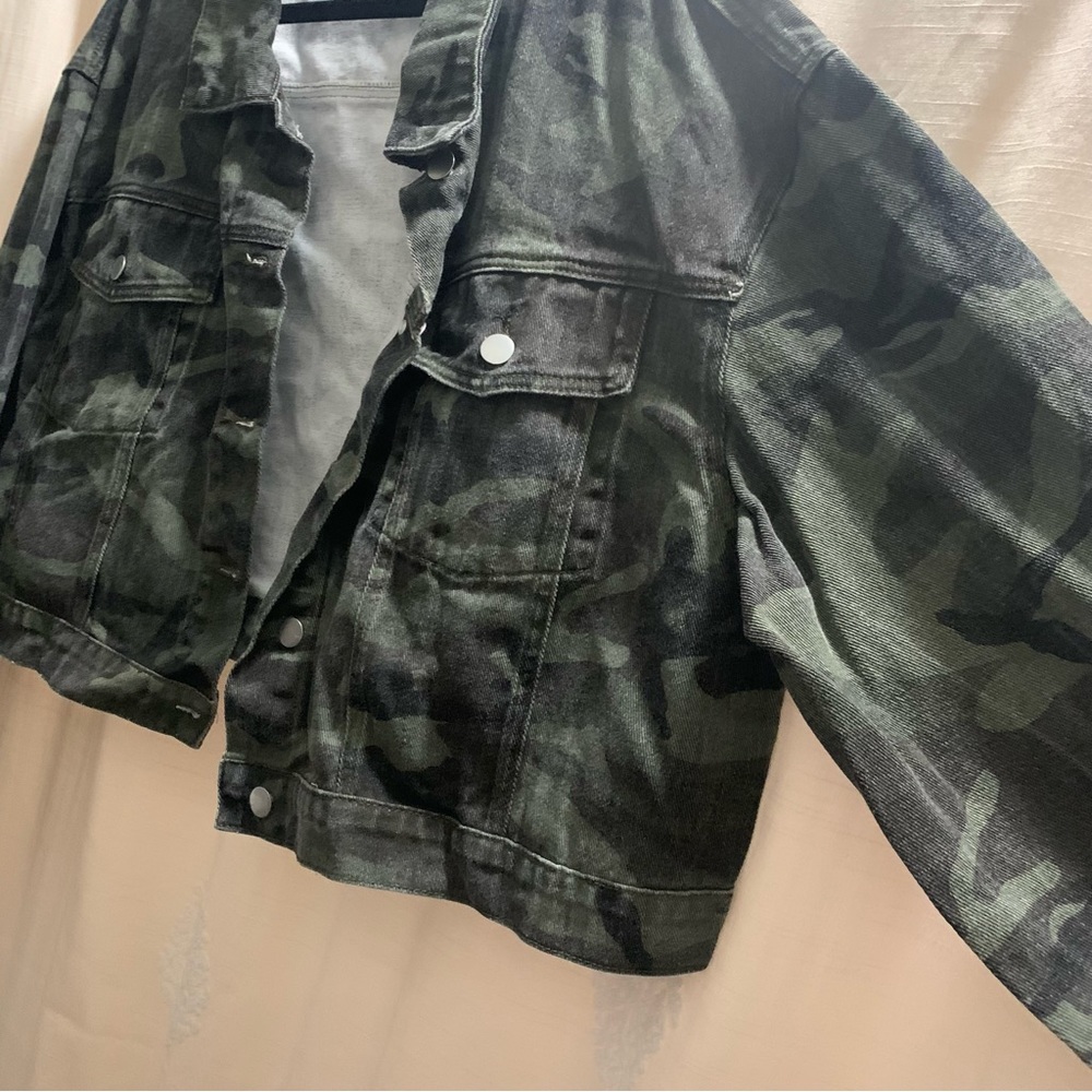 Faded Camo Cropped Button-Up Jacket - Picture 5 of 12